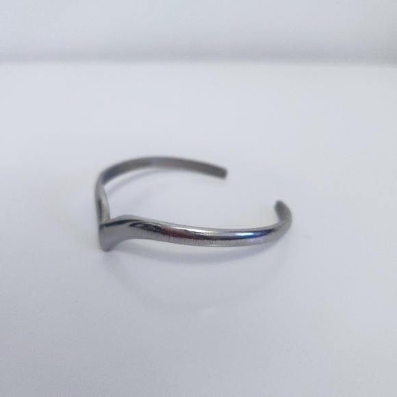 Vintage Silver Avon Chevron Bracelet - Picture 2 of 15